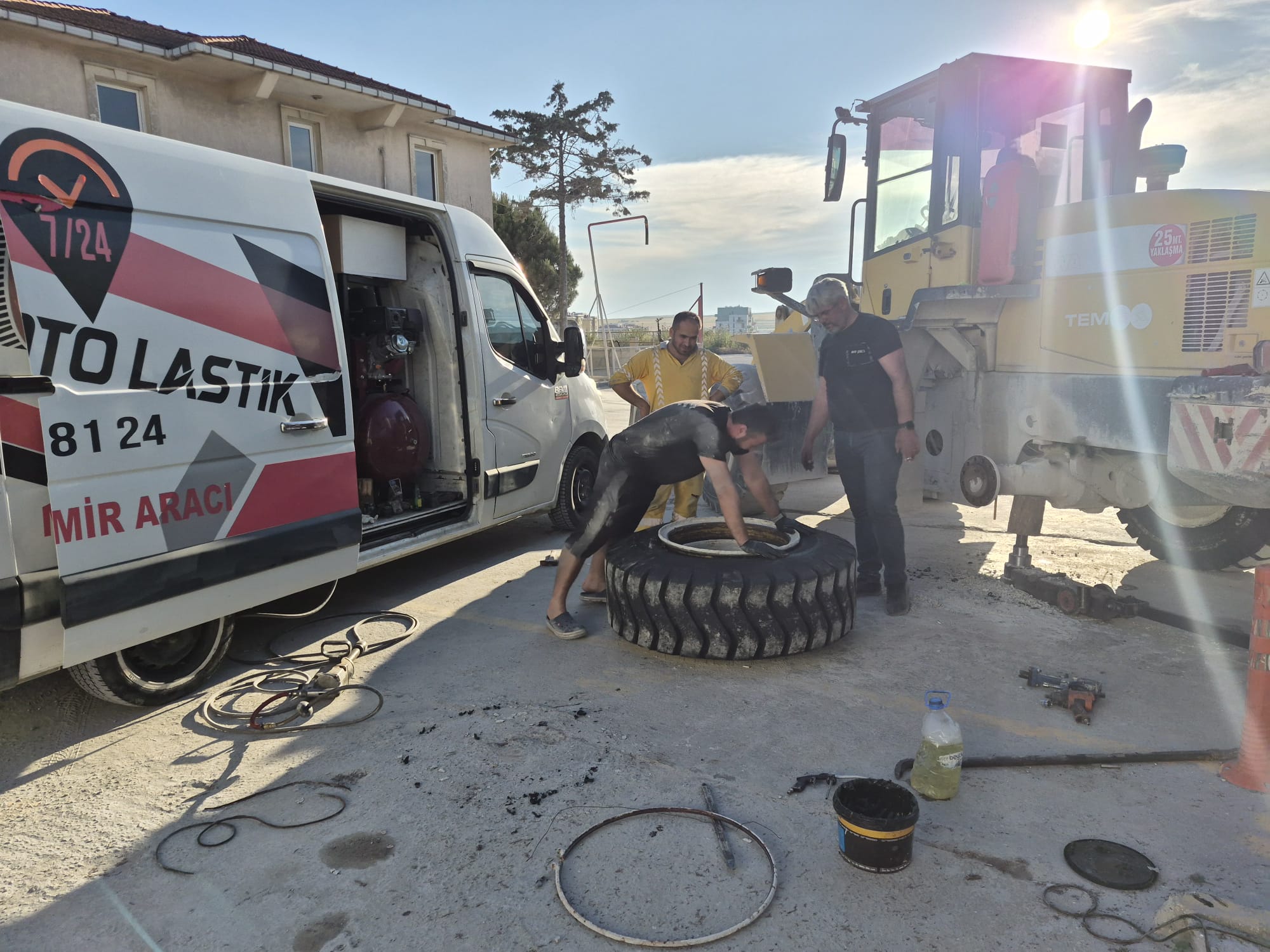 Yıldırım Oto Lastik ekip lastik tamir